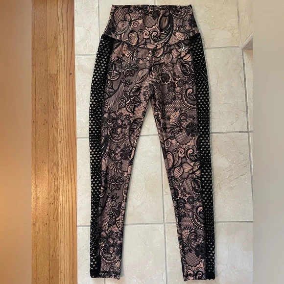 ABS2BE Floral/Paisley Leggings with Mesh Sides & Scrunch Booty - Picture 1 of 11